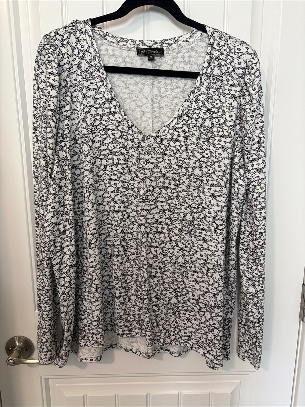 DG2 by Diane Gilman Black & White Floral V‑Neck Long Sleeve Top